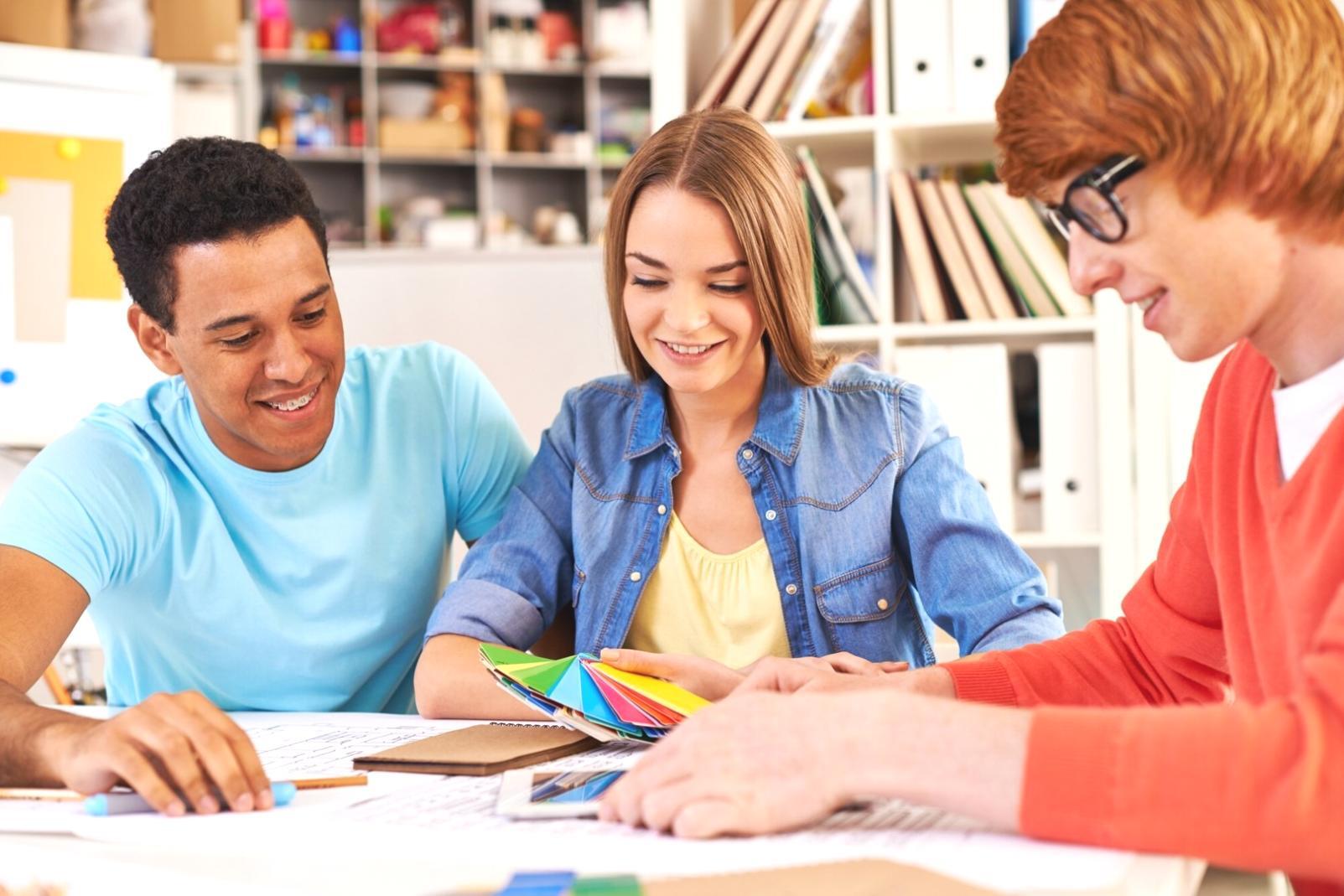 Análisis financiero detallado en sesión de trabajo colaborativo